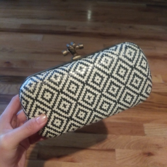 Offers!!  LF Aztec Print Hard Cover Clutch - Picture 2 of 5